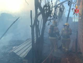 Vídeo: incêndio consome casas de madeira em acampamento no DF