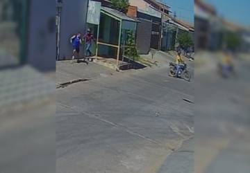 Vídeo: jovem escapa da morte após ser atacado por bandidos em moto