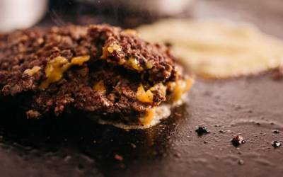 Hambúrguer artesanal é mais saudável? Nutricionista explica vantagens